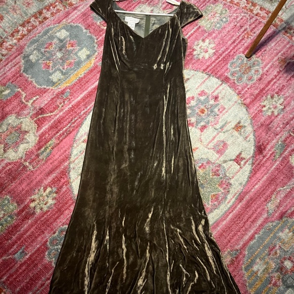 Olive Green velvet dress - Picture 3 of 3
